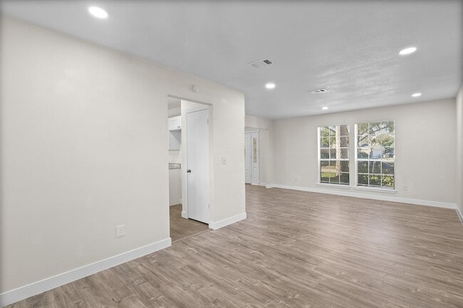 Foto del edificio - 5410 Forest Trails Dr