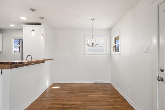 Building Photo - 389 Thompson St