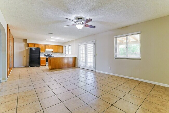 Foto del edificio - 562 W Highland St