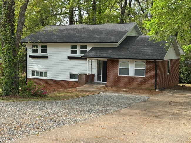 Building Photo - $2,450/month | 4 Bed | 2.5 Bath | 2,046 Sq Ft