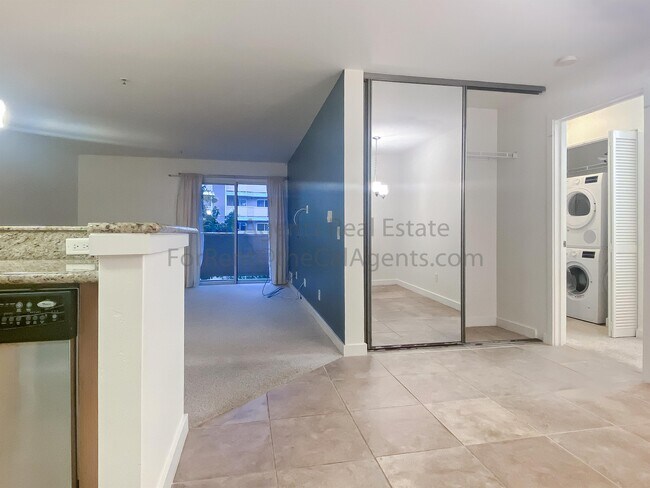 Foto del edificio - 6400 Christie Ave