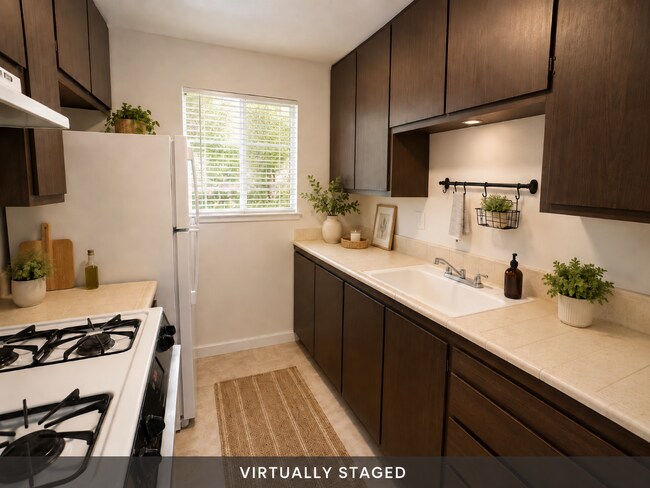 Foto del edificio - Updated 2 bedroom 1 bath condo in a quiet park like setting with a community pool
