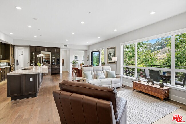 Foto del edificio - 12775 Bluff Creek Dr