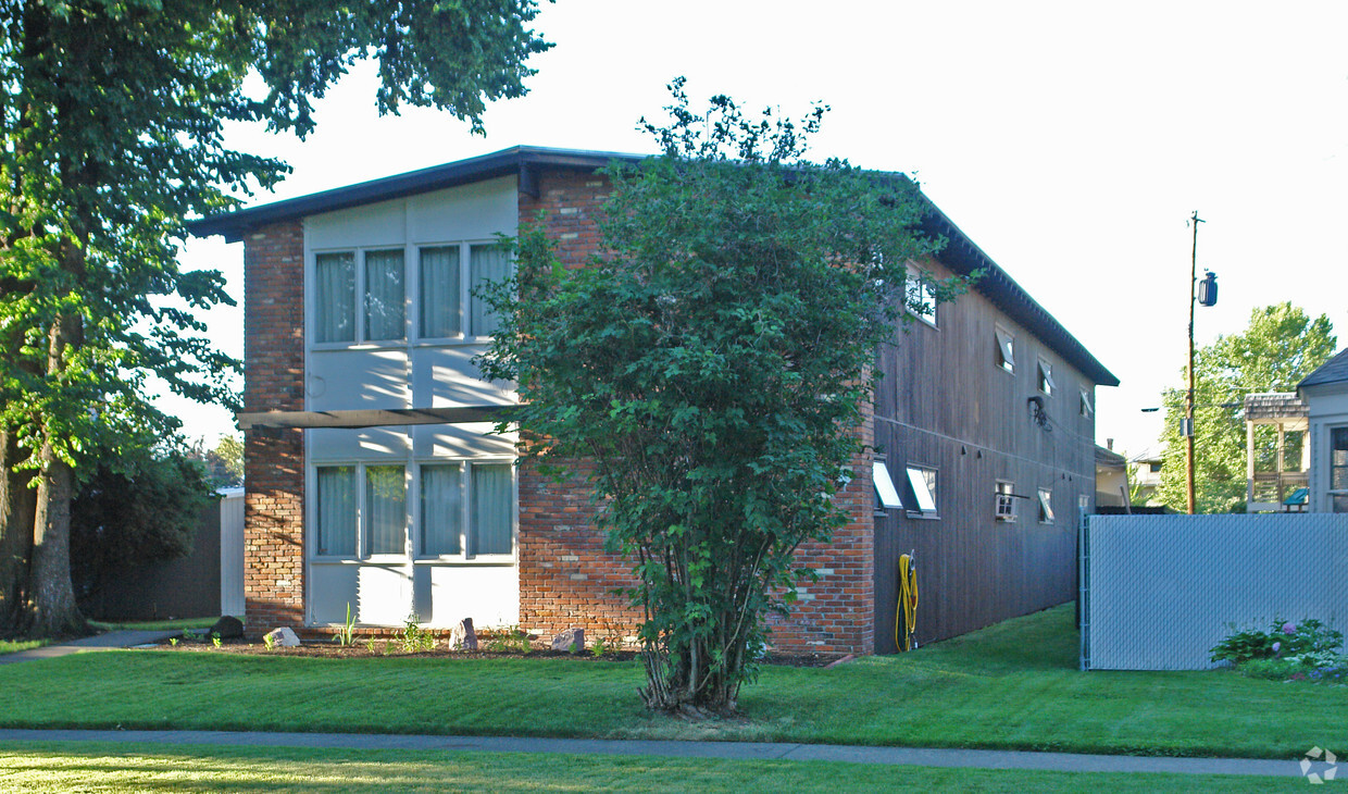 Primary Photo - Lamplighter Apartments