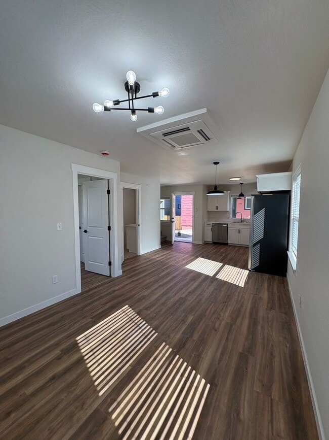Foto del edificio - 1166 Woodrow Ln