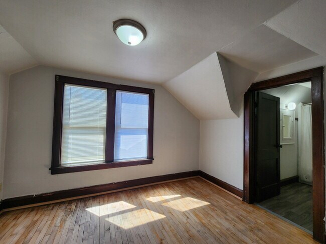 Foto del edificio - 1 Bedroom Upper