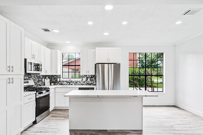 Foto del edificio - 14507 Sycamore Lake Rd