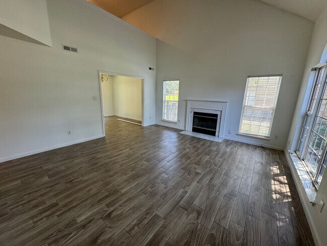 Building Photo - MOVE-IN READY!