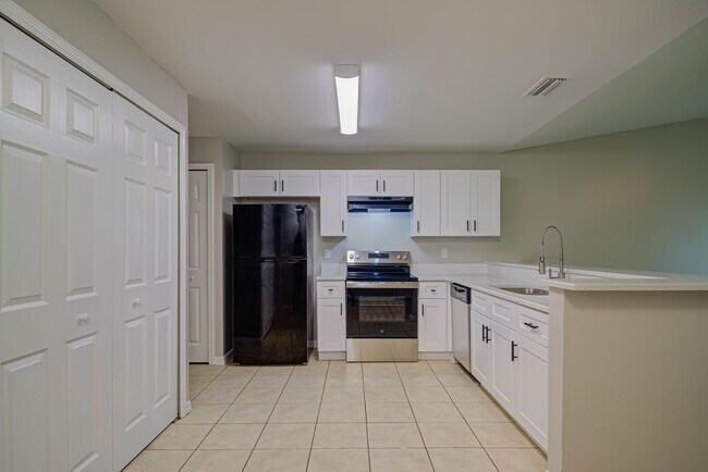 Cocina con despensa y lavandería. - 704 Ichabod Ave S