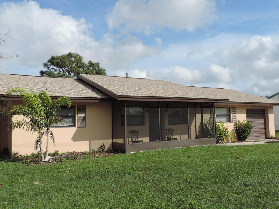 Foto principal - Three bedroom ranch home in Palm Bay.