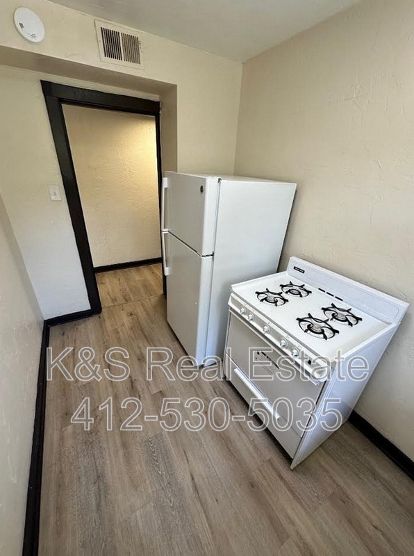 Building Photo - 144-144 W 9th Ave