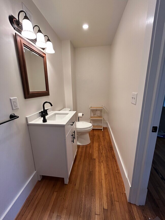 Medio baño en la planta baja - 4920 Ransom Rd