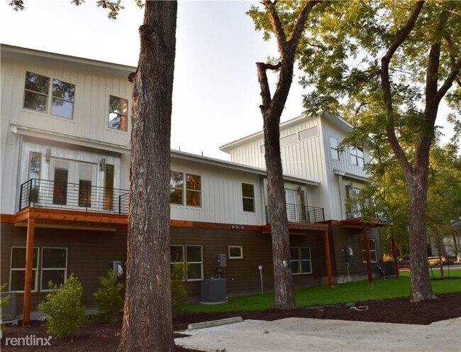 Building Photo - 4 br, 2 bath Condo - 609 Elmwood A Unit A