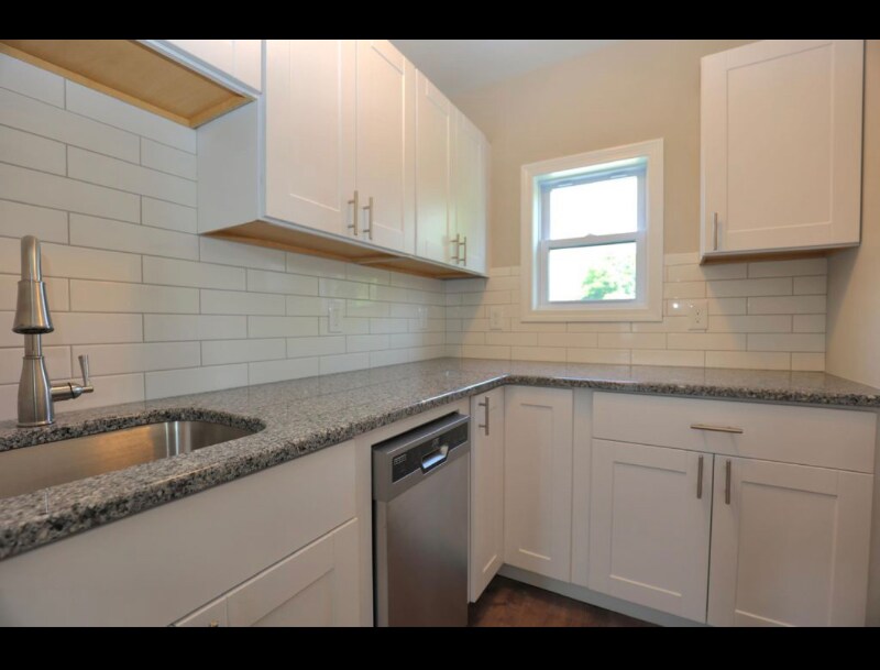 57 Hamblet St Unit 2, Manchester, NH 03103 Room for Rent in