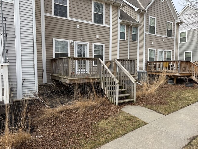 Building Photo - Golf Course Townhome with Views, Deck & Maintenance-Free Living