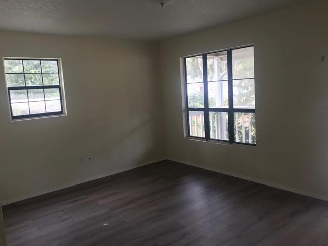 living room - 1424 Lewis St