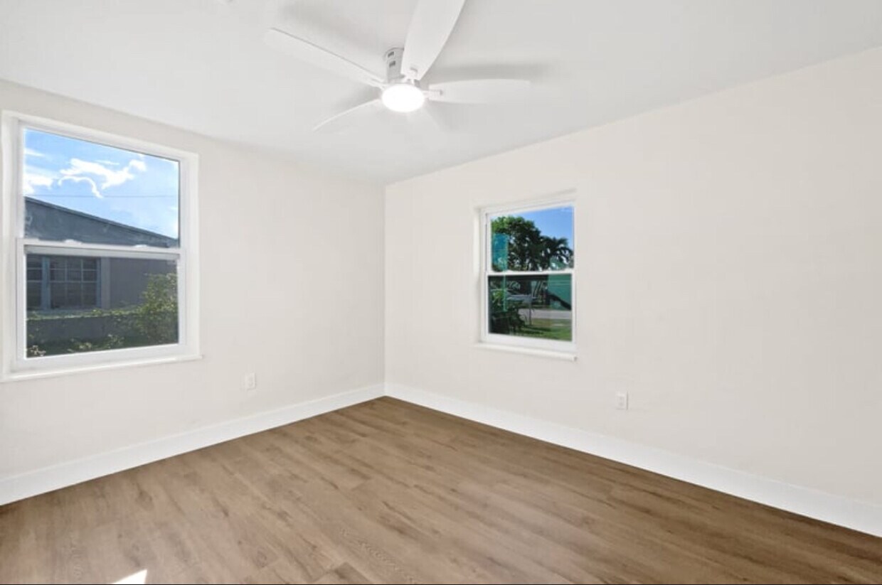 Foto principal - 2421 NW 152nd St