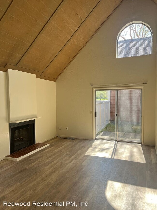 Building Photo - 2 br, 1 bath House - 2418 Lakeview Drive