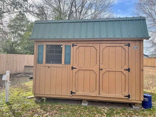 Building Photo - Available mid Sept