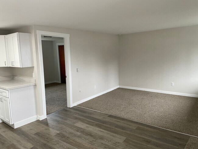 Sala de estar fuera del dormitorio principal - 1205 Cora St SE