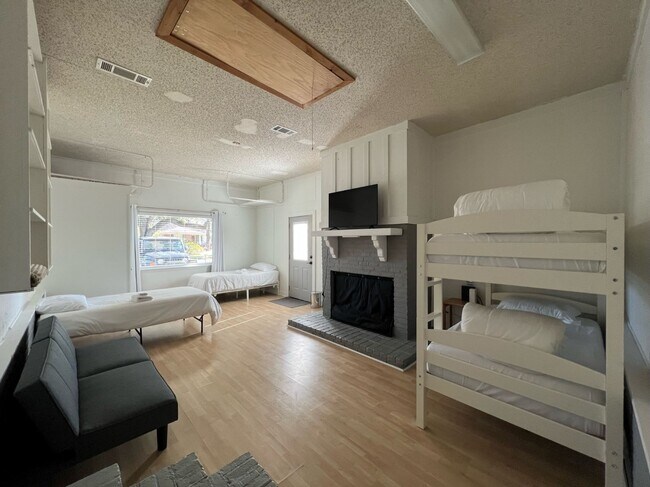 Building Photo - 244 Linda Ave