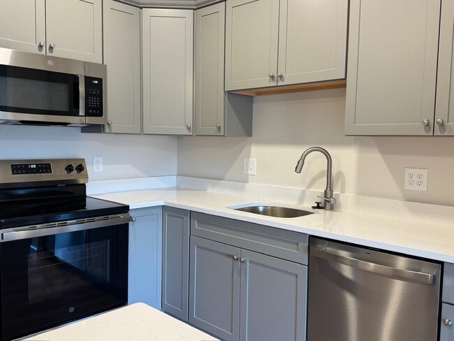 Building Photo - 74 Rockingham Rd