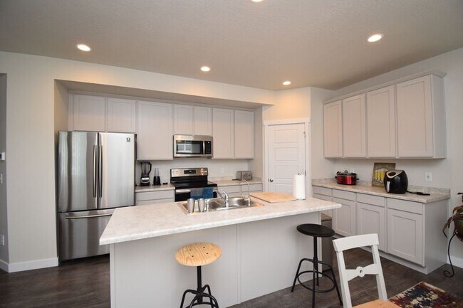 Building Photo - 5159 Newbridge Ln