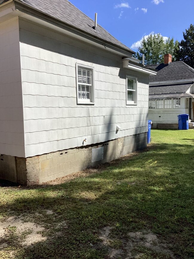 Building Photo - Three bedroom one and a half bath