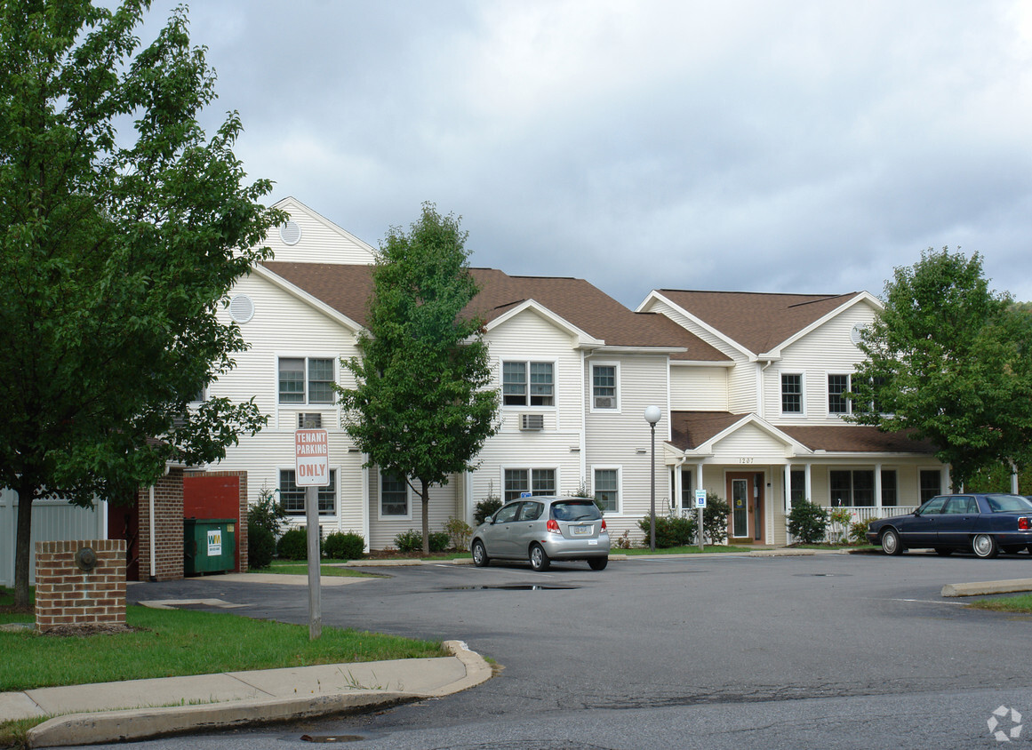 Building Photo - Almond Street Commons