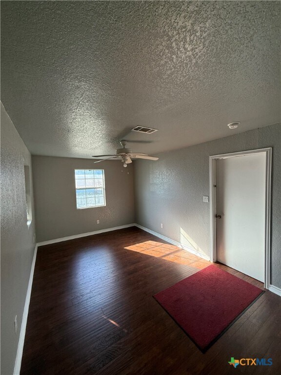 Foto del edificio - 613 S L B J Dr