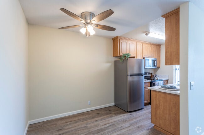 2BR, 2BA - 810SF - Gold Coast Apartments *$1,000 Off*