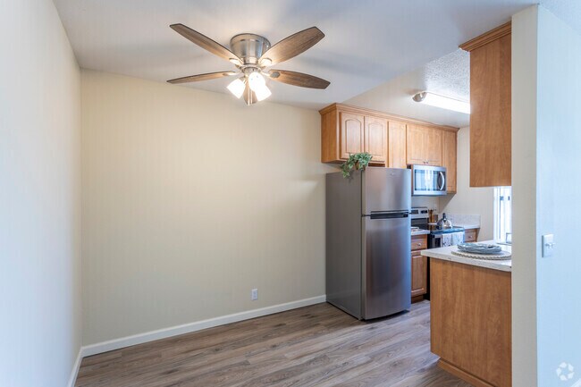 2BR, 2BA - 810SF - Gold Coast Apartments