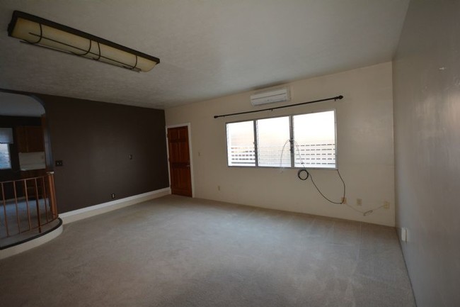 Building Photo - 2/1/2 Immaculate Downstairs Unit w/ Split ...