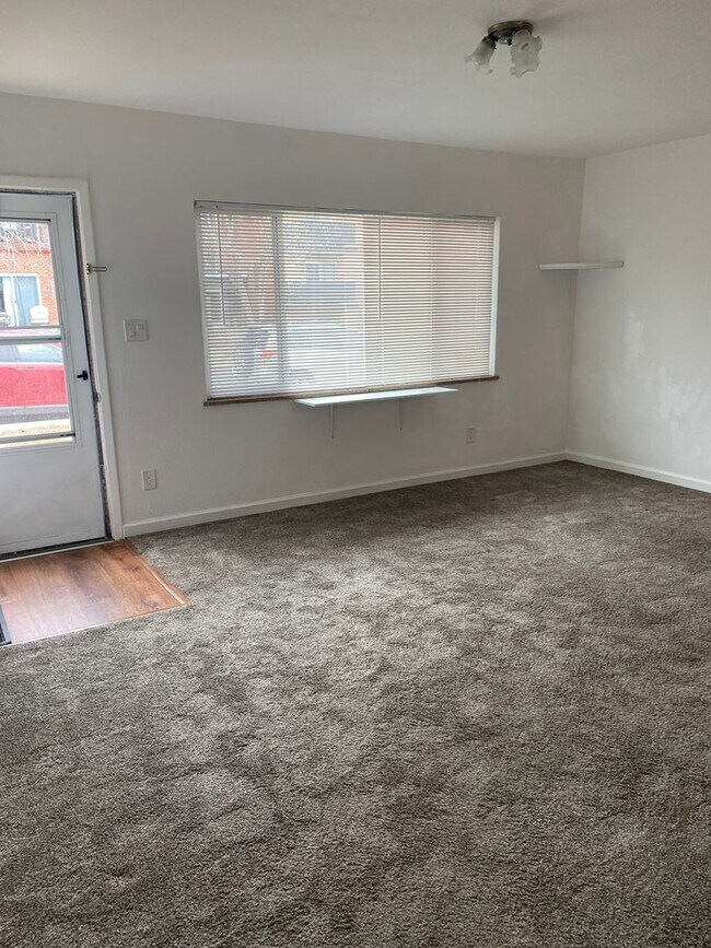 Building Photo - Gorgeous Remodeled 2 bedroom!  Must see in...
