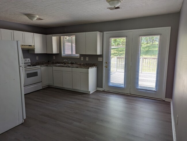 Building Photo - Charming 3- bedroom, 1 Bathroom Home In El...