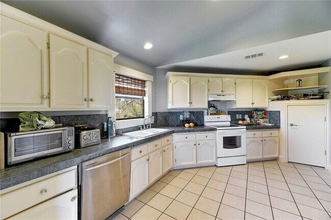Building Photo - 1712 Lakeshore Dr