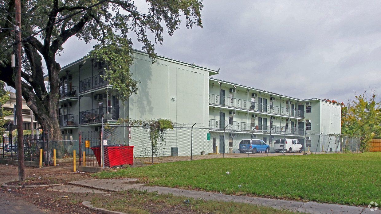 Primary Photo - Oak Tree Apartments