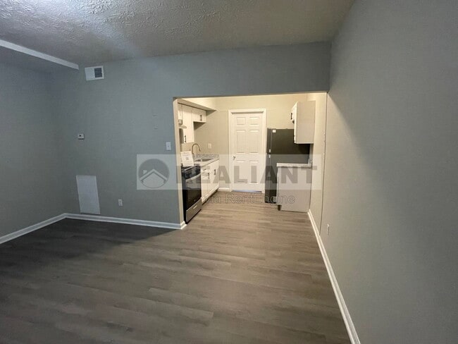 Building Photo - 208 Lakeshore Dr