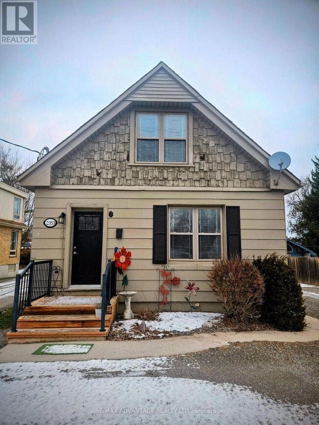 Building Photo - 2353 Main St