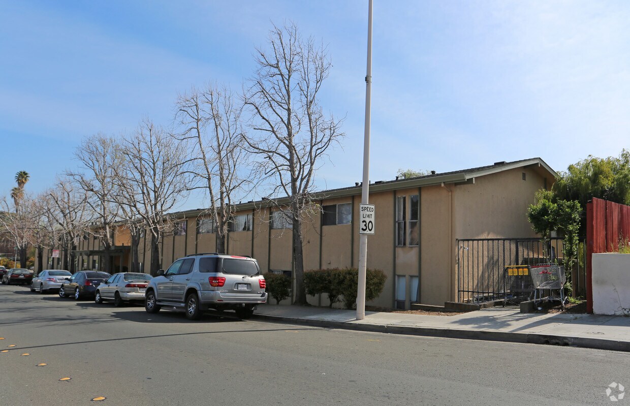 Foto del edificio - Church Lane Apartment Homes