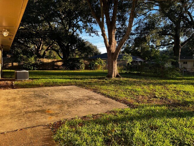 Building Photo - 3 Bedroom, 1.5 Bathroom, Brick Home with large yard, and garage