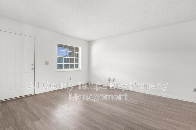 Building Photo - 402 W Columbus Dr