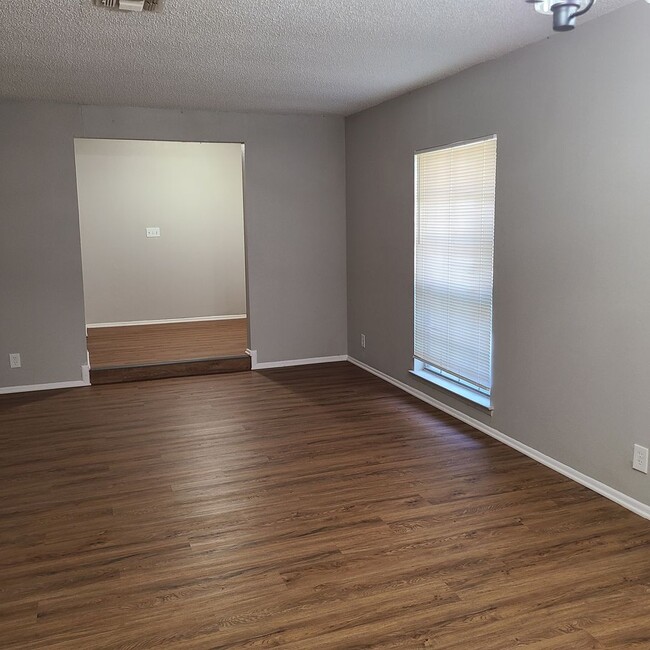 Building Photo - Spacious 3/2/2 single story in Camelot!