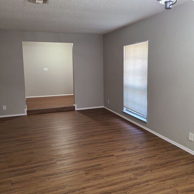 Foto del edificio - Spacious 3/2/2 single story in Camelot!