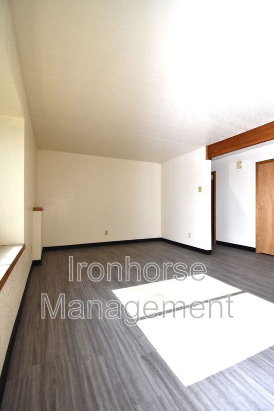 Building Photo - 519 S 15th Ave