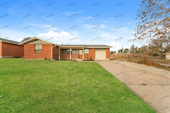 Photo - 1329 McGregor Dr House