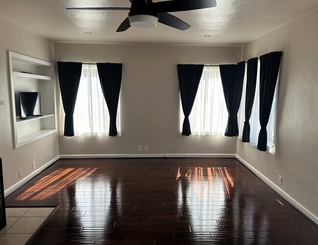 Building Photo - 338 S F St