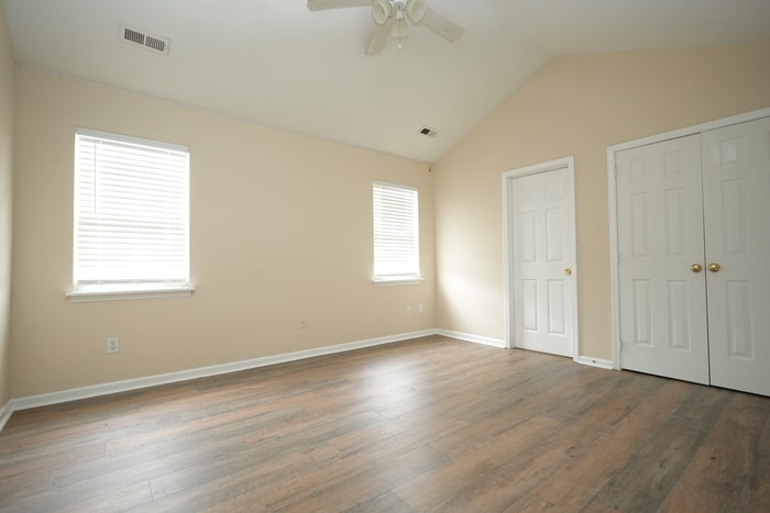 Primary Photo - 3 bedroom, 2.5 bathroom home with great cu...