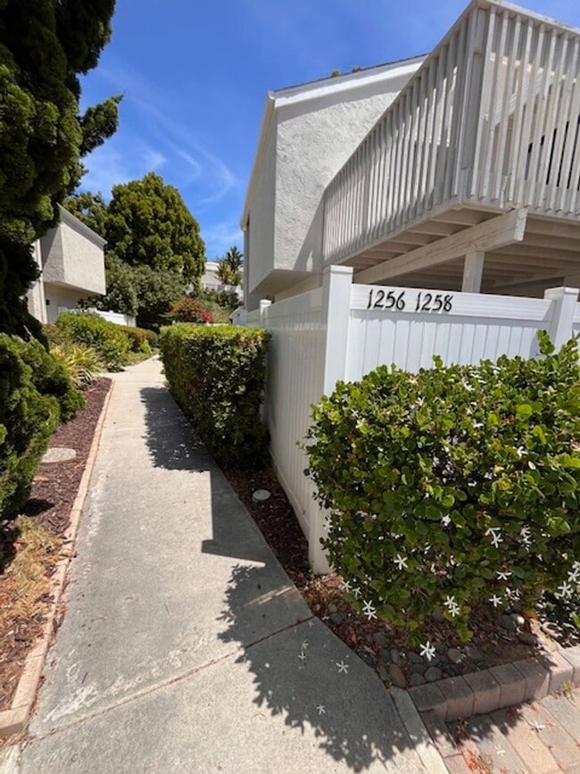 Building Photo - 3 bed 1.5 bath 2 story condo in Park Place...