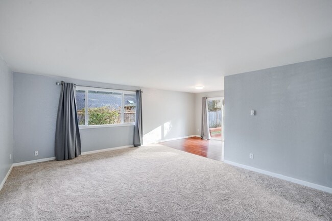 Building Photo - Beautiful 3 Bed, 2 Bath Rental Home in Highland Beaverton Neighborhood!